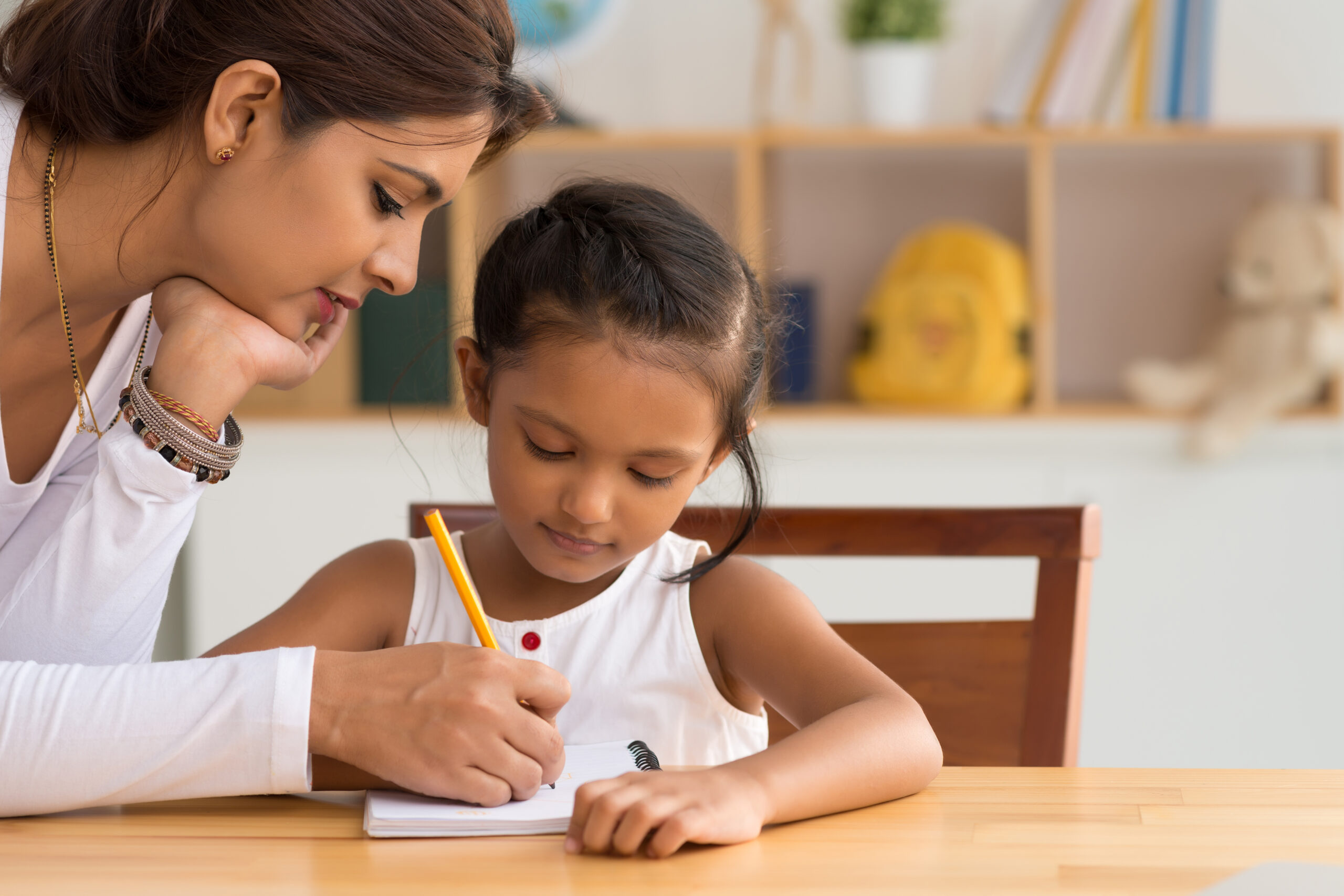 Parents can teach their. Дисциплина детей. Убеждение ребенка. Урок дочь. Мама делает уроки с дочкой.